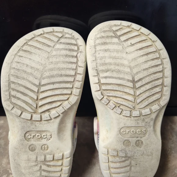 CROCS White Slippers with Classic Comfort Design - Picture 8 of 8